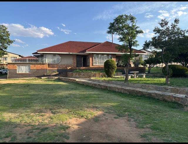 4 BEDROOM HOUSE FOR SALE IN PARKHILL GARDENS